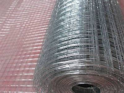 A roll of galvanize welded wire mesh with a half roll is spreading.