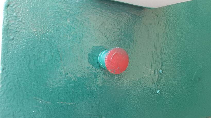 A push-button with red top is on a green trailer deployment.